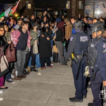 뉴욕대, 친팔레스타인시위 참여한 학생에 무력진압 가해